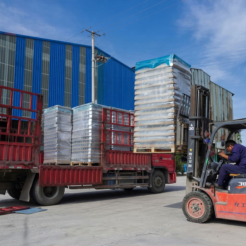 Export pallet delivery for finished glass bottles